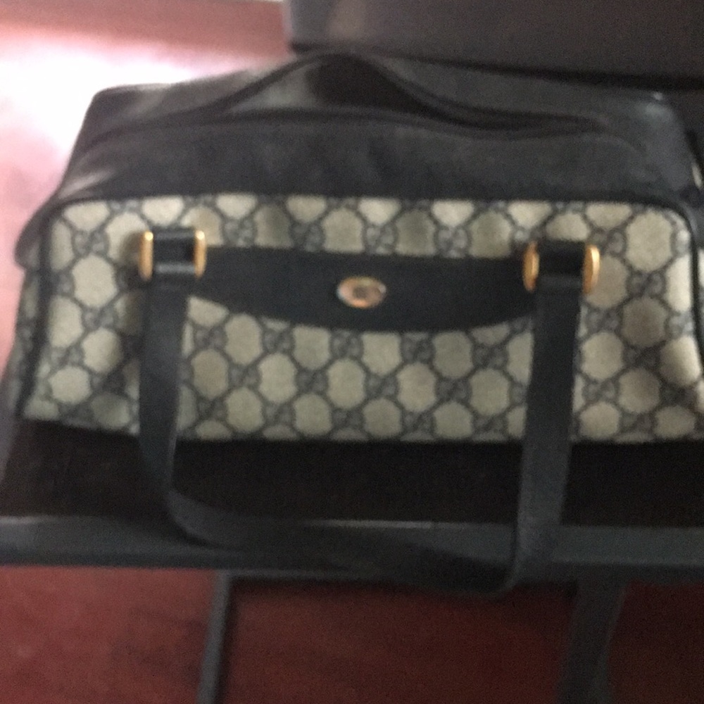 Gucci purse excellent condition.